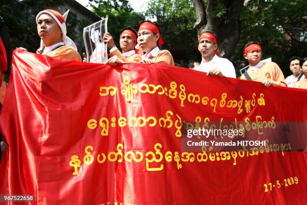 People of Myanmar living in Japan protest demanding the release of Aung San Suu Kyi and the democratization of Myanmar on May 27, 2009 in Tokyo. Some...