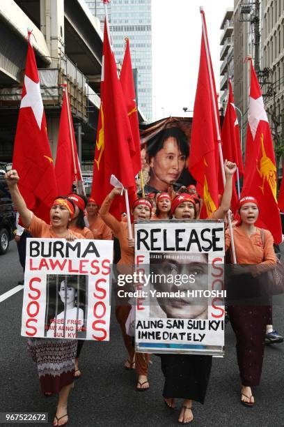 People of Myanmar living in Japan protest demanding the release of Aung San Suu Kyi and the democratization of Myanmar on May 27, 2009 in Tokyo. Some...