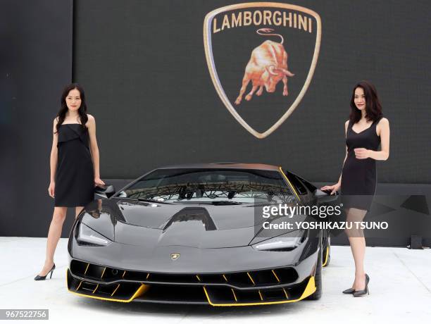 Mannequins présentant le modèle 'Centenaurio' de la marque 'Automobili Lamborghini' à l'occasion du 100ème anniversaire de la naissance du fondateur...