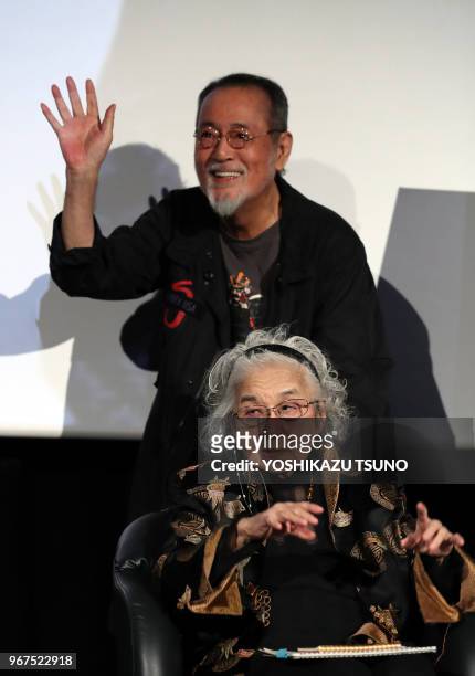 La productrice japonaise Teruyo Nogami et l'acteur japonais Tatsuya Nakadai lors de la promotion du chef-d'?uvre de Kurosawa 'Les Sept Samourais' qui...