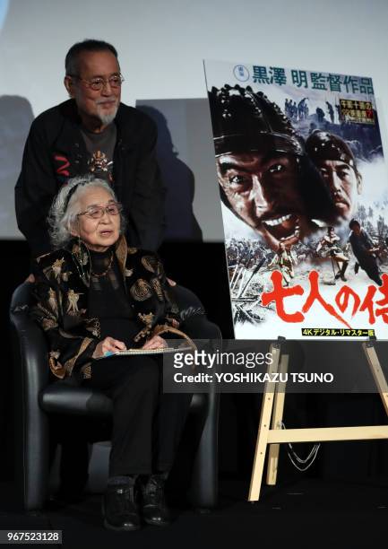La productrice japonaise Teruyo Nogami et l'acteur japonais Tatsuya Nakadai lors de la promotion du chef-d'?uvre de Kurosawa 'Les Sept Samourais' qui...