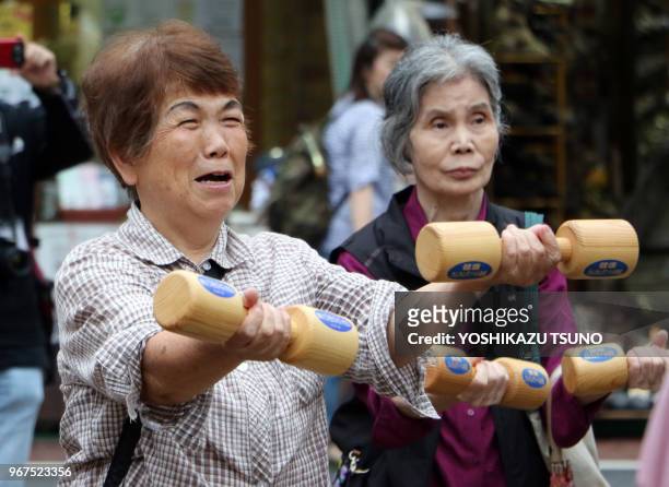 Personnes âgées faisant des exercices physiques avec des haltères de bois dans un temple à Tokyo le 19 septembre 2016, pour célébrer le 'Respect for...