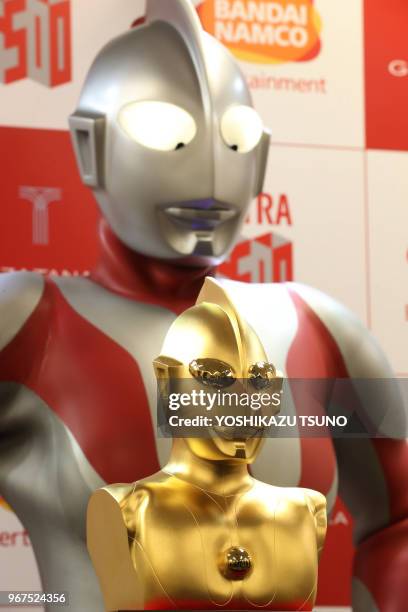 Buste en or massif du héros de fiction japonais 'Ultraman' d'une valeur de 1,1 million de dollars américains fabriqué par le bijoutier japonais...