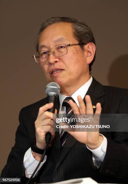 Conférence de presse de Satoshi Tsunakawa, président directeur général du géant japonais de l'électronique Toshiba, annonçant la perte probable de...