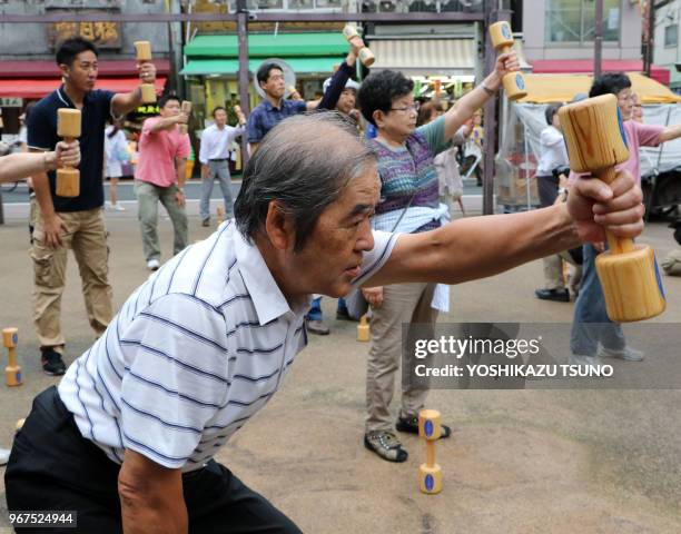 Personnes âgées faisant des exercices physiques avec des haltères de bois dans un temple à Tokyo le 19 septembre 2016, pour célébrer le 'Respect for...