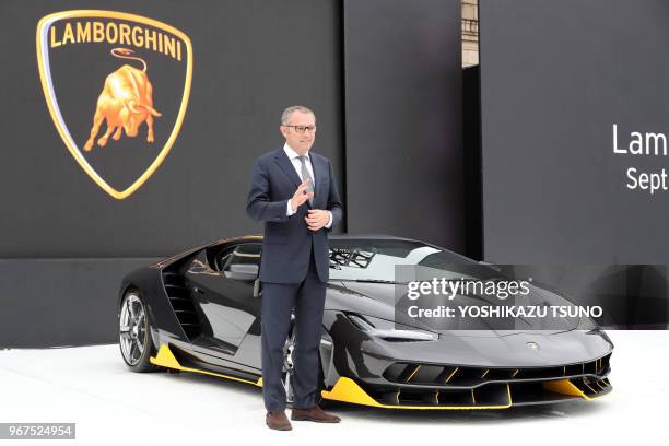 Le PDG du constructeur italien de voiture de sport 'Automobili Lamborghini', Stefano Domenicali dévoile le véhicule 'Centenaurio' à l'occasion du...