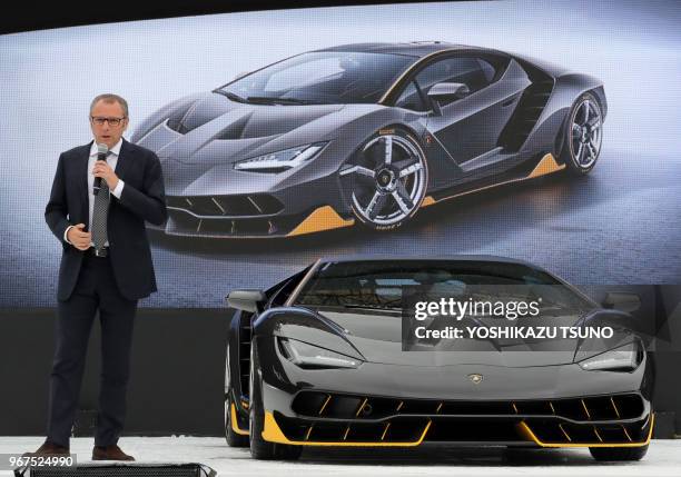 Le PDG du constructeur italien de voiture de sport 'Automobili Lamborghini', Stefano Domenicali dévoile le véhicule 'Centenaurio' à l'occasion du...