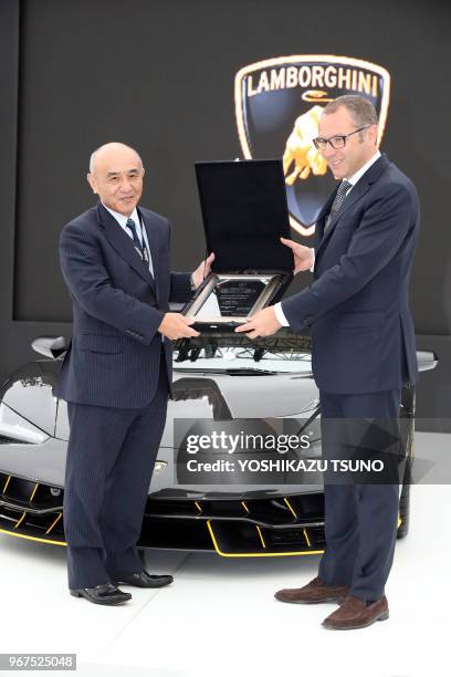 Le PDG du constructeur italien Automobili Lamborghin' de voiture de sport, Stefano Domenicali et le président de 'Mitsubishi Rayon' Hitoshi Ochi...