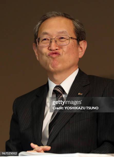 Conférence de presse de Satoshi Tsunakawa, président directeur général du géant japonais de l'électronique Toshiba, annonçant la perte probable de...