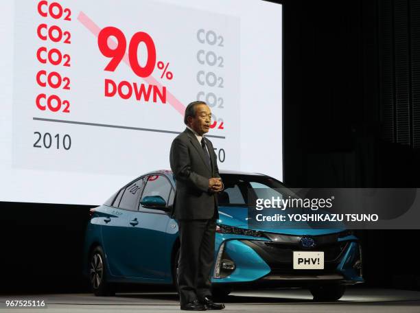 Le PDG de Toyota Motor Takeshi Uchiyamada présente le nouveau véhicule japonais hybride rechargeable 'Prius PHV de Toyota Motor à Tokyo le 15 février...