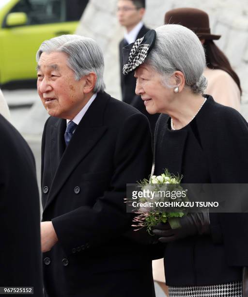 Empereur du Japon Akihito et l'impératrice Michiko partant pour une tournée en Thaïlande et Vietnam, le 28 février 2017 sur le tarmac de l'aéroport...
