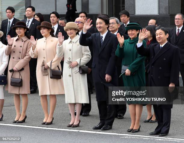 Le prince héritier Naruhito, la princesse Masako, le prince Akishino, la princesse Kiko et des membres de la famille impériale saluant de la main le...