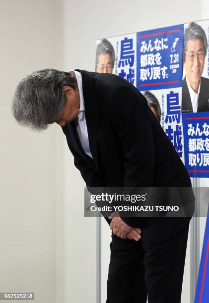 Shuntaro Torigoe, candidat au poste de gouverneur de Tokyo, dans son quartier de campagne le 31 juillet 2016 après l'annonce de sa défaite, Tokyo,...