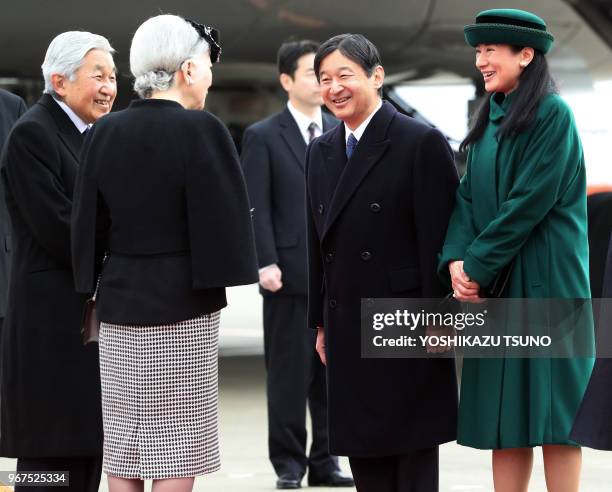 Le prince héritier Naruhito et la princesse Masako saluant l'empereur du Japon Akihito et l'impératrice Michiko partant pour une tournée en Thaïlande...