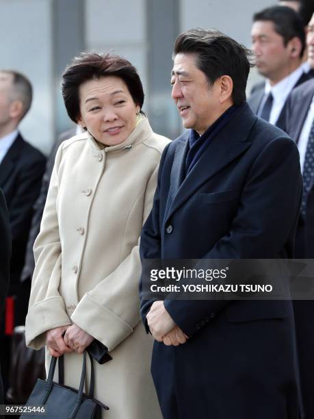 Le premier ministre japonais Shinzo Abe et sa femme Akie sur le tarmac de l'aéroport pour saluer le départ de l'empereur et l'impératrice pour une...