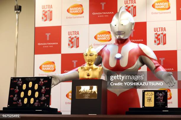 Buste en or massif du héros de fiction japonais 'Ultraman' d'une valeur de 1,1 million de dollars américains fabriqué par le bijoutier japonais...