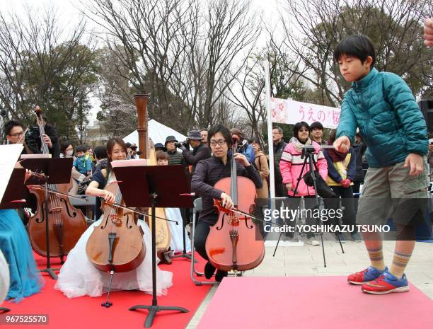 Un petit maestro dirige un orchestre de 40 musiciens au parc Ueno à Tokyo le 31 mars 2017 lors du 'Tokyo Spring Festival - Tokyo 0pera Nomor', Japon....