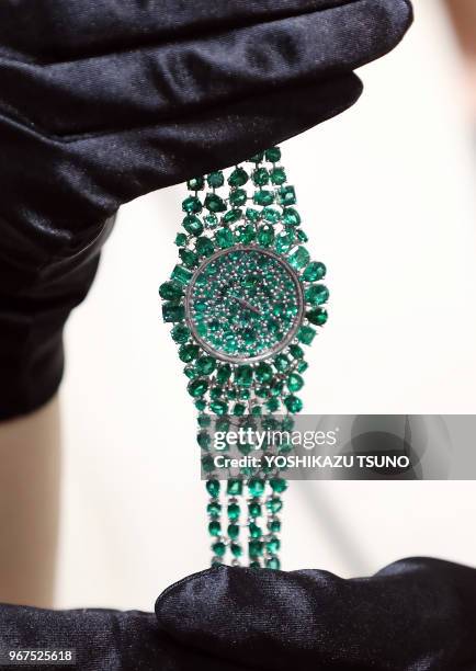 Exposition du 'Piccadilly Princess Royal Emerald Green' une montre-bracelet d'une valeur de 3,3 millions USD produite par le bijoutier britannique...