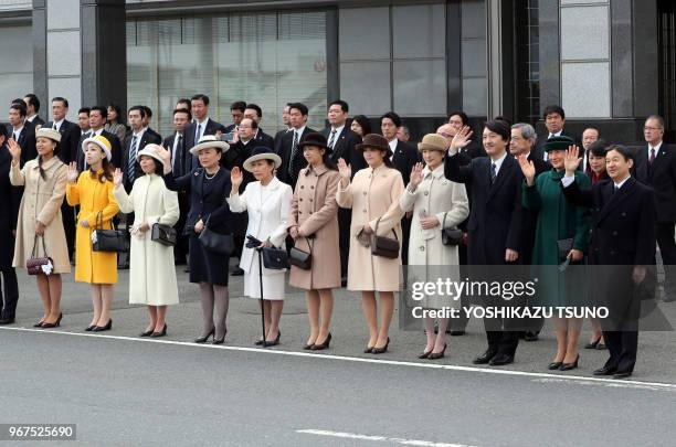 Le prince héritier Naruhito, la princesse Masako, le prince Akishino, la princesse Kiko et des membres de la famille impériale saluant de la main le...