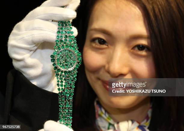 Exposition du 'Piccadilly Princess Royal Emerald Green' une montre-bracelet d'une valeur de 3,3 millions USD produite par le bijoutier britannique...