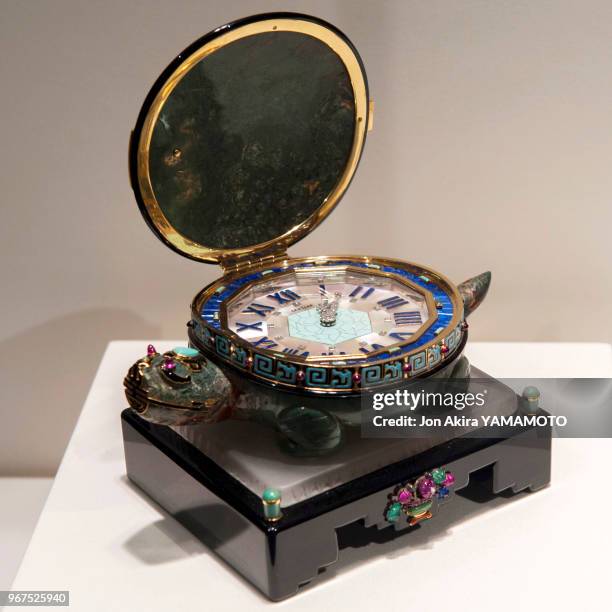 Horloge de bureau en forme de tortue crée en 1928 par le joaillier Cartier Paris lors de l'exposition 'Brilliant: Cartier in the the 20th century' au...