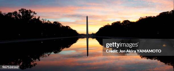Le Washington monument et son reflet au coucher de soleil, Washington DC, Etats-Unis.