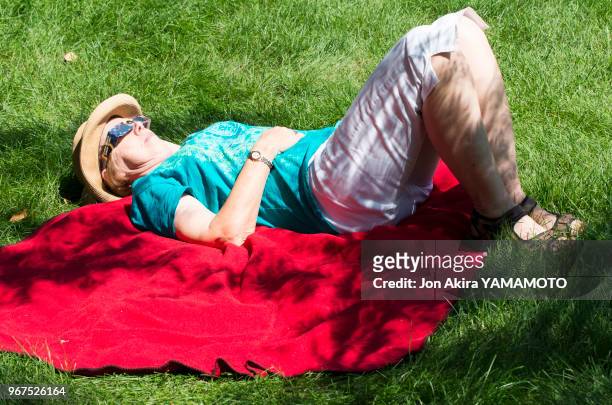 Un homme allongé observe avec des lunettes de protection l'éclipse solaire le 21 aout 2017, Brush, Colorado, Etats-Unis.
