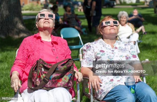 Deux femmes observent avec des lunettes de protection l'éclipse solaire le 21 aout 2017, Brush, Colorado, Etats-Unis.