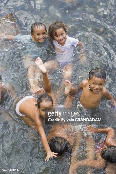 Ile de Ua pou, village d' Hakaheha, Jeunes enfants dans l'eau, Polynesie Francaise.