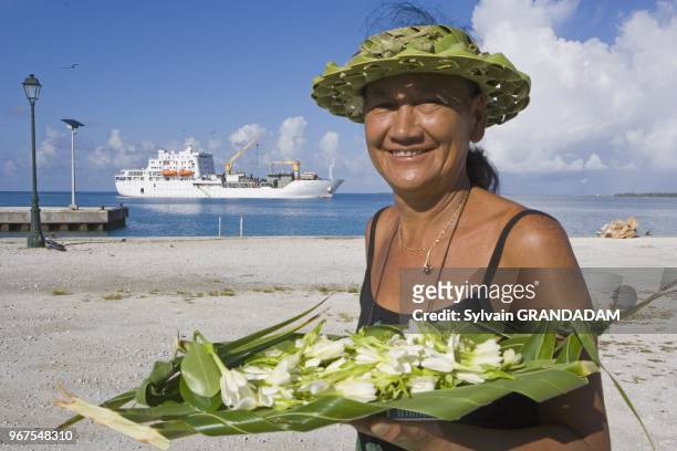 Femme, Atoll de Fakarava, Polynesie Francaise.