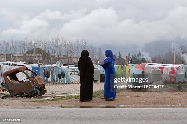 Deux femmes syriennes regardent leur camp informel de réfugiés syriens, dans la vallée de la Bekaa, au Liban, le 22 février 2016.