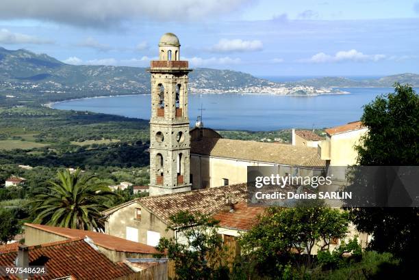 Village de Lumio en Balagne et le campanile de l'eglise Ste Marie dominant la baie de Calvi.