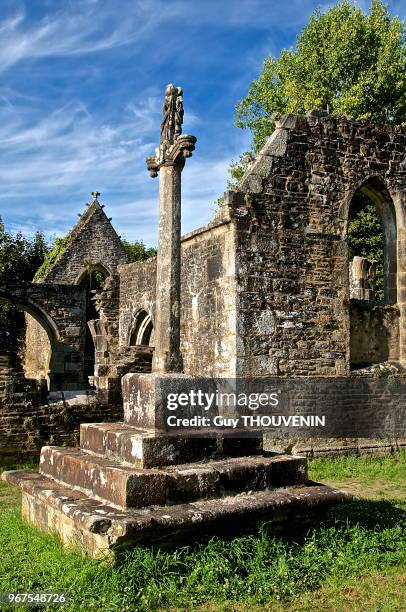 Chapelle Notre Dame de Bon secours , calvaire, ruines, à Pont-Christ , près de Landerneau,.