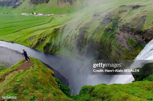 Selfie au dessus de la Cascade Skogafoss, dans la région du Sudurland en Islande.