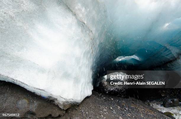 Grotte de glace creusée dans le Gigjokull, langue du glacier Eyjafjallajökull, dans la région du Sudurland en Islande.