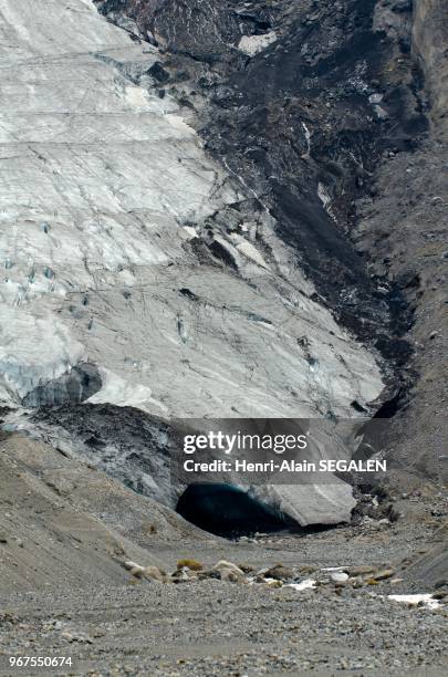 Grotte de glace creusée dans le Gigjokull, langue du glacier Eyjafjallajökull, dans la région du Sudurland en Islande.