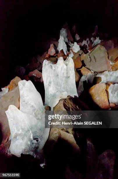 Stalacmites de glace dans le tunnel de lave Raufarholshellir, dans la région du Sudurnes en Islande.