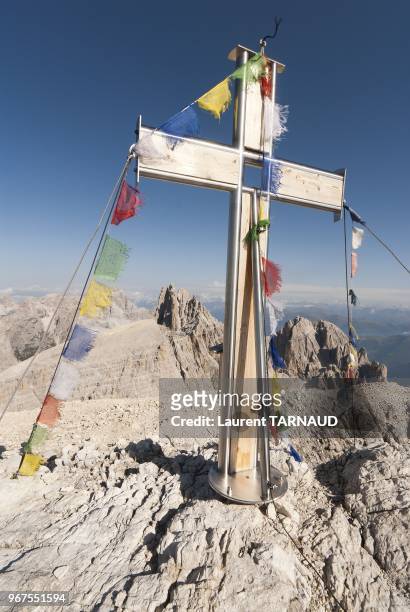 Cross at the top of the Popera mount .
