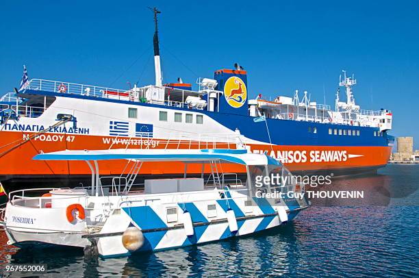 Bateau et ferry, Port de Rhodes, Ile de Rhodes. Mer Egée.