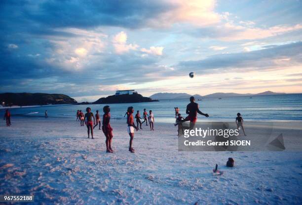 Brésil, état de Rio de Janeiro, Capo Frio, football sur la plage//Brazil, State of Rio de Janeiro, Capo Frio, football on the beach, circa 1980.