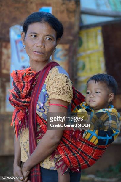 Birmanie, état Shan, lac Inle, ambiance marché traditionnel, mère et son enfant dégustant un épis de mais//Myanmar, Shan state, Inlay lake,...