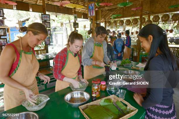 Birmanie, état Shan, lac Inle, Nyaung Shwe, cours de cuisine birmane chez Sue, préparation de ciboulette et riz en papillotte de feuille de...