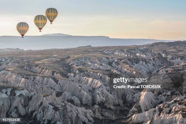 Turquie, Cappadoce, ballons gonflables volant au dessus du relief.