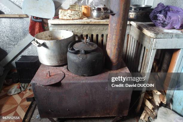 Intérieur du balok , poêle, 27 avril 2014, péninsule de Taïmyr, Sibérie, Russie.