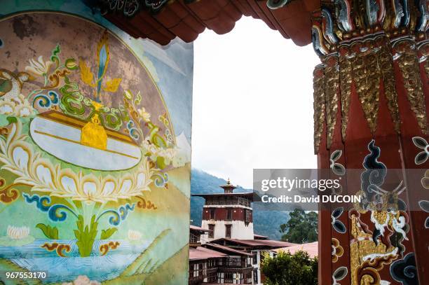 Forteresse et decoration, le 22 mars 2013, pres de Tongsa, Bhoutan.