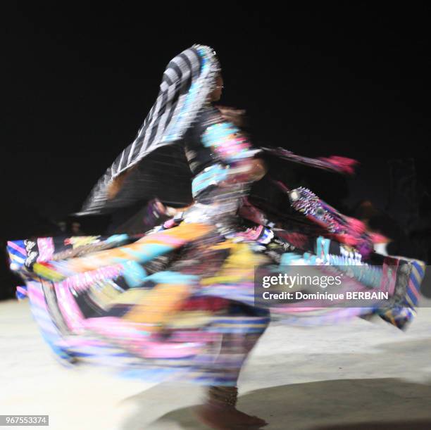 Jeune danseuse gitane dans le désert du Thar, 30 décembre 2016, région de Jaisalmer, Rajasthan, Inde.