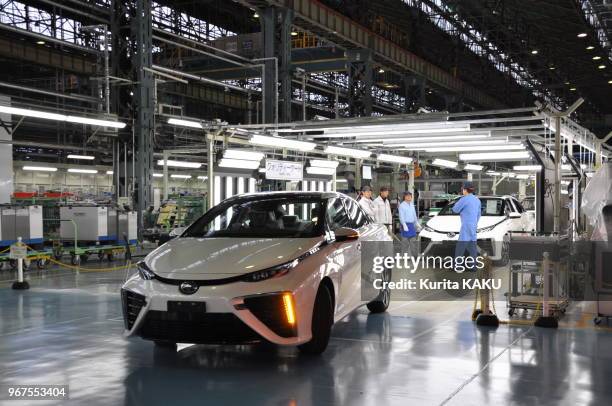 Voiture Toyota 'Mirai' (futur en japonais', berline à pile à combustible, au contrôle qualité, le 24 février 2014, région de Nagoya, Japon. Usage...