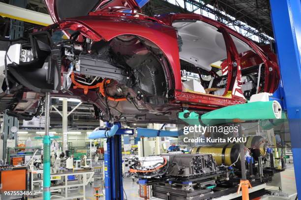 Ouvrier travaillant à l'assemblage de la Toyota 'Mirai' (futur en japonais', berline à pile à combustible le 24 février 2014, région de Nagoya,...