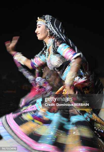 Jeune danseuse gitane dans le désert du Thar, 30 décembre 2016, région de Jaisalmer, Rajasthan, Inde.