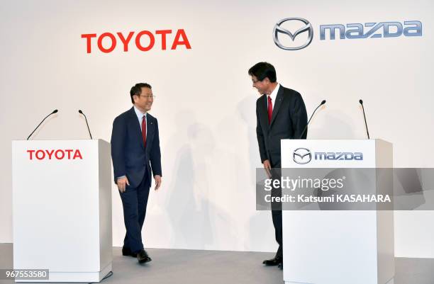 Akio Toyoda, le président-directeur général de Toyota Motor Co. Et Masamichi Kogai, le président-directeur général de Mazda Motor Co. D'une...